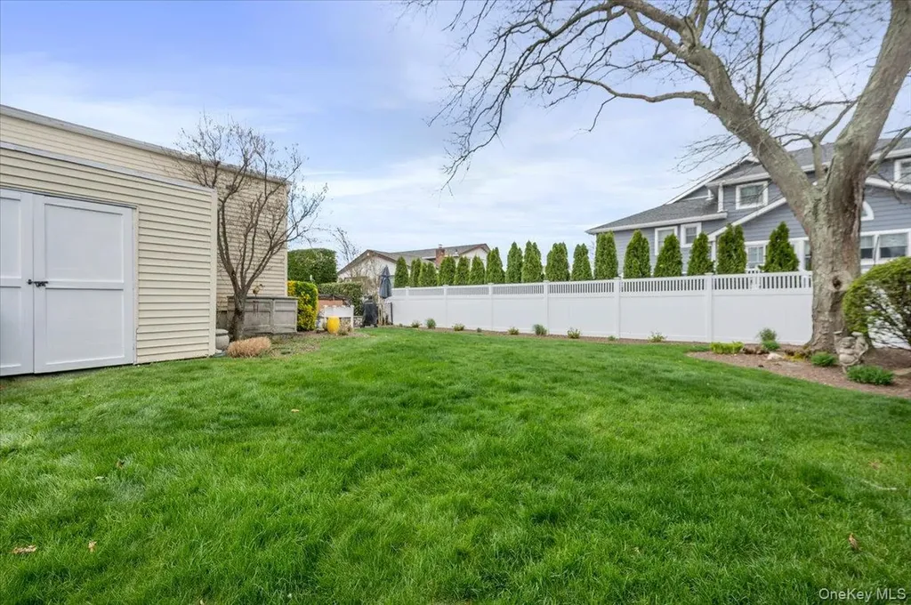 22 Willa Way Massapequa NY 11758