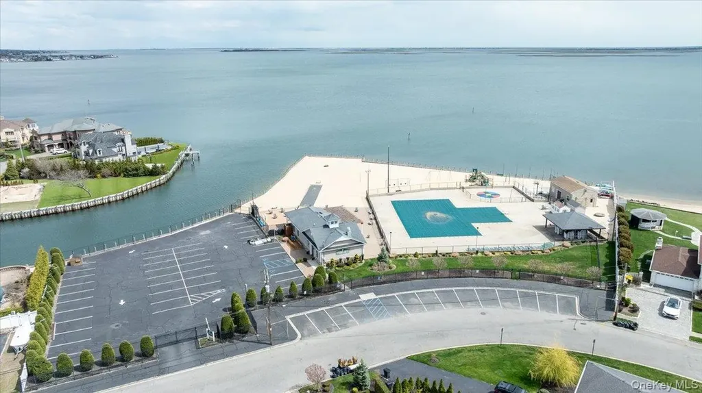 22 Willa Way Massapequa NY 11758