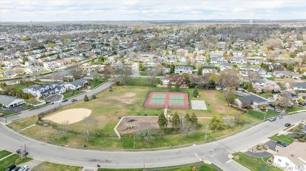 22 Willa Way Massapequa NY 11758