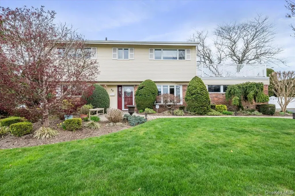 22 Willa Way Massapequa NY 11758