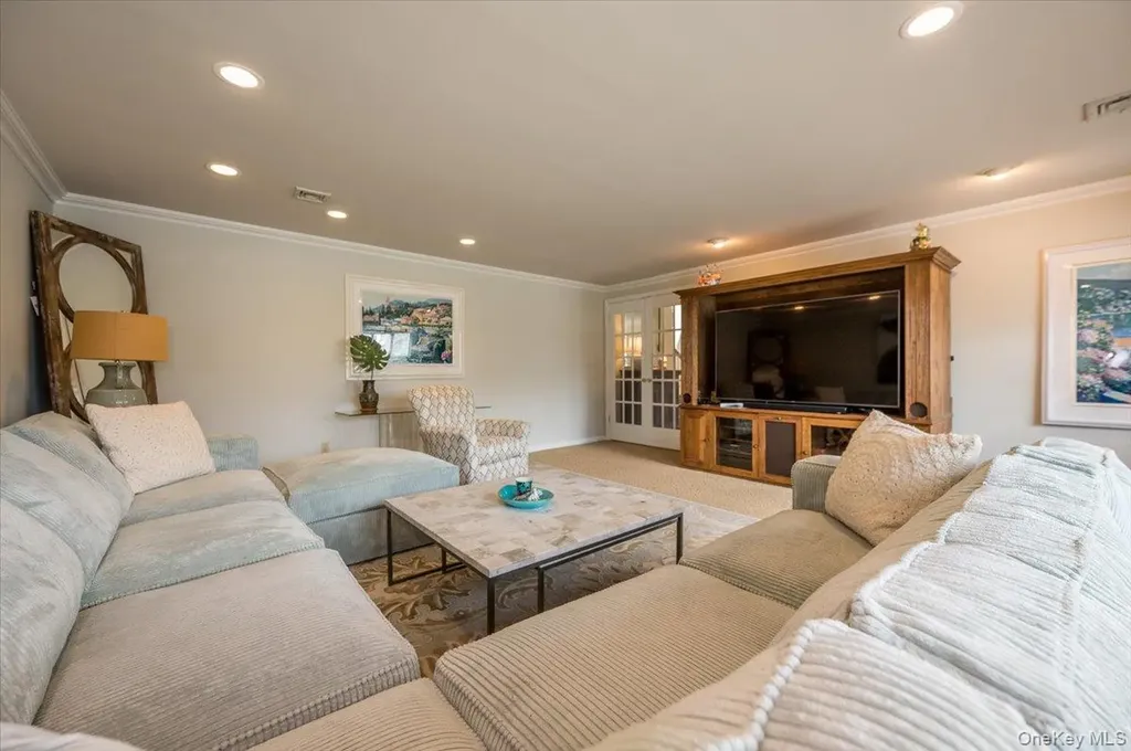 22 Willa Way Massapequa NY 11758