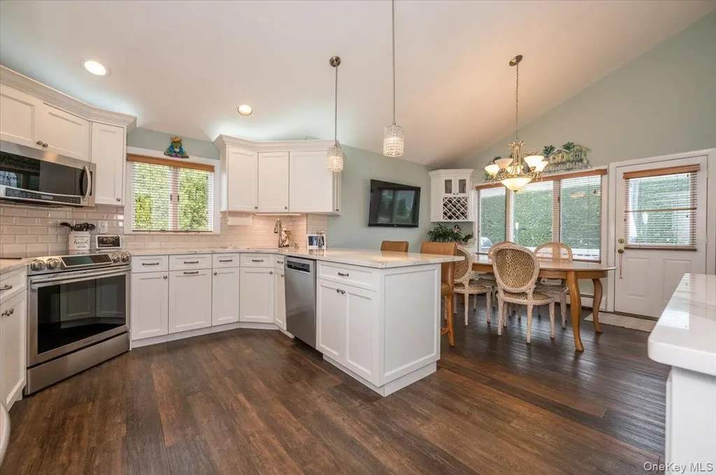 22 Willa Way Massapequa NY 11758