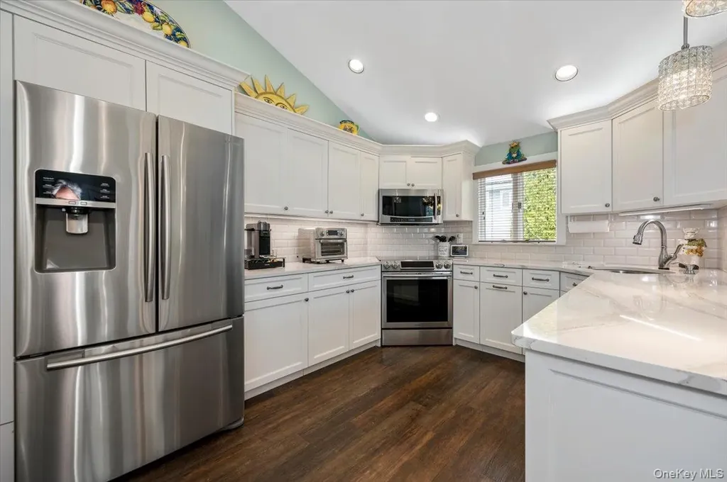 22 Willa Way Massapequa NY 11758