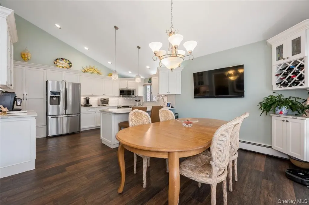 22 Willa Way Massapequa NY 11758