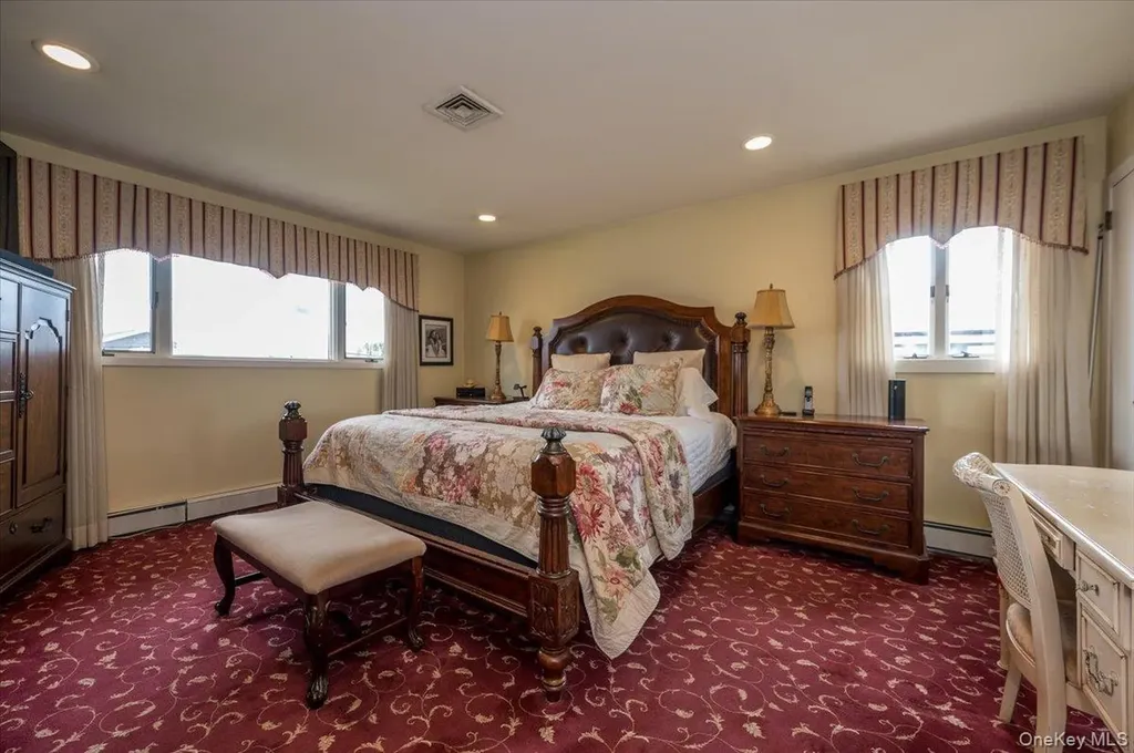 22 Willa Way Massapequa NY 11758