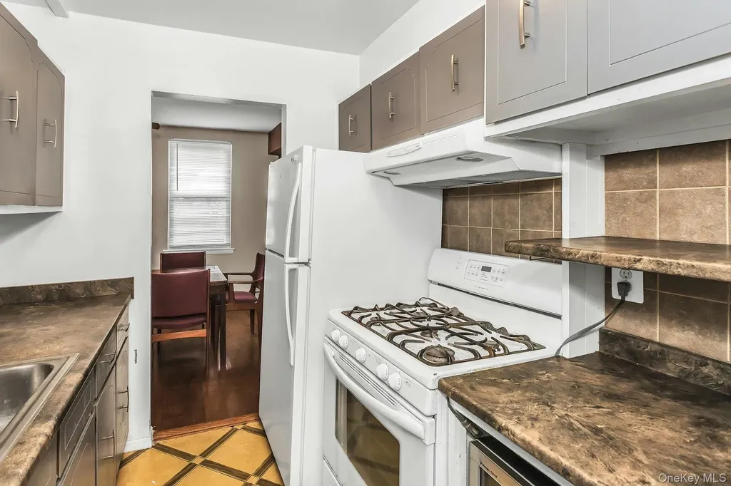 596 Broadway Lynbrook NY 11563