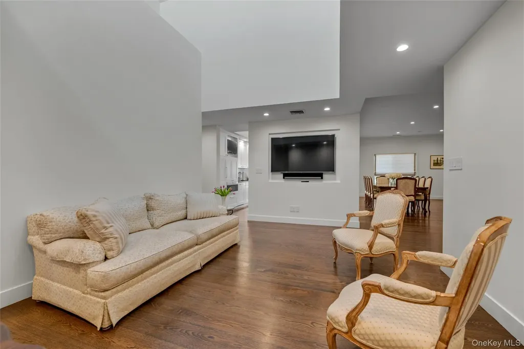 115 Eagles Crescent Manhasset NY 11030