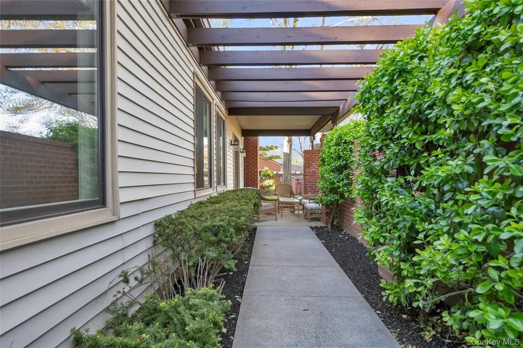 115 Eagles Crescent Manhasset NY 11030