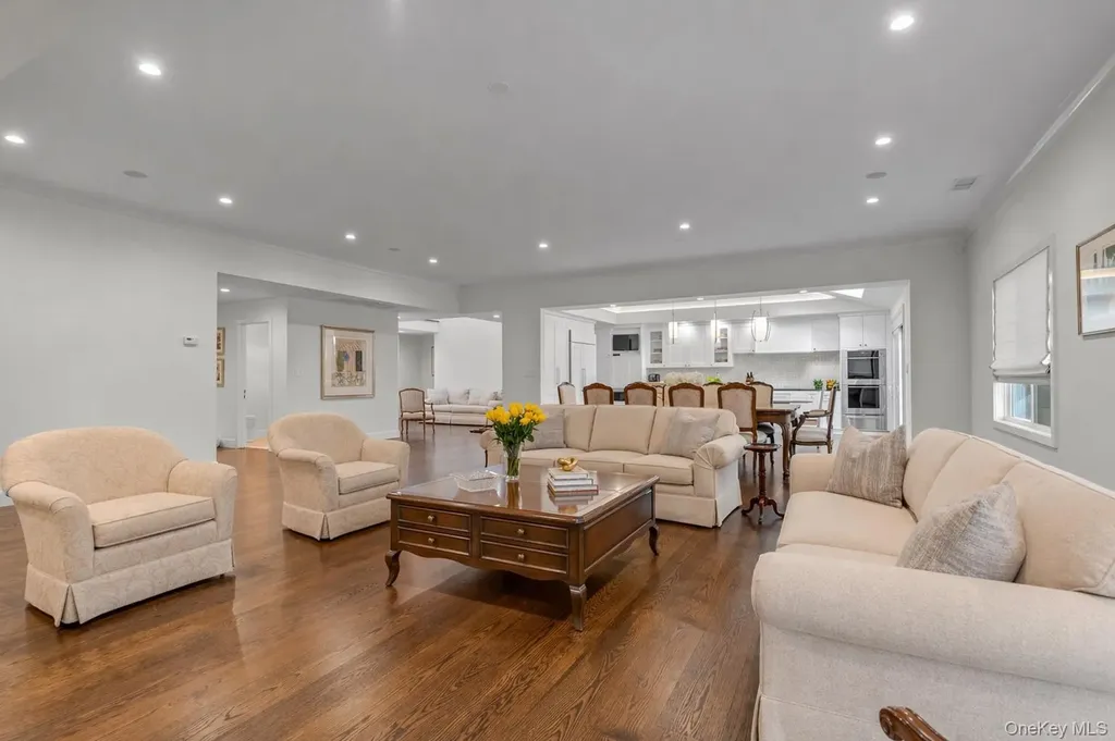 115 Eagles Crescent Manhasset NY 11030