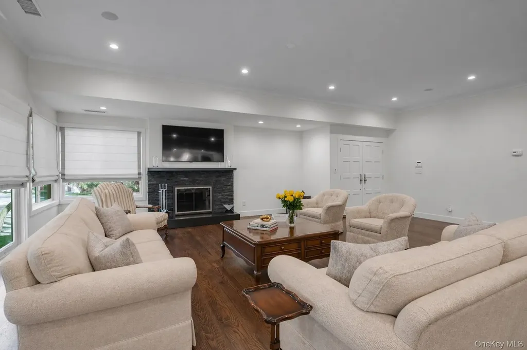 115 Eagles Crescent Manhasset NY 11030