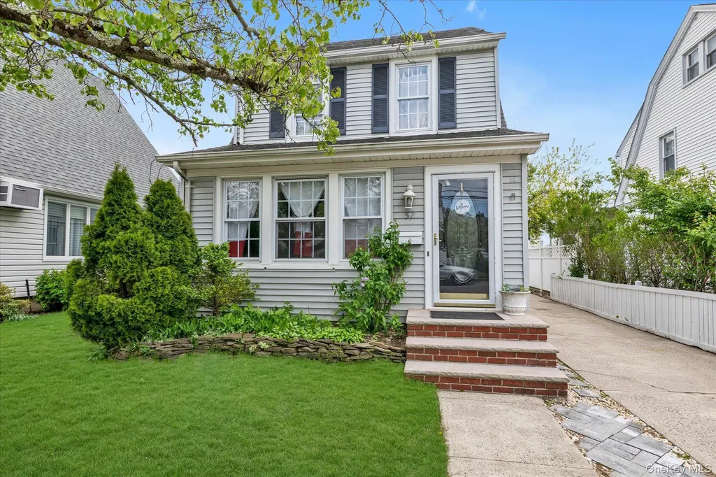 52 Syracuse Street Williston Park NY 11596