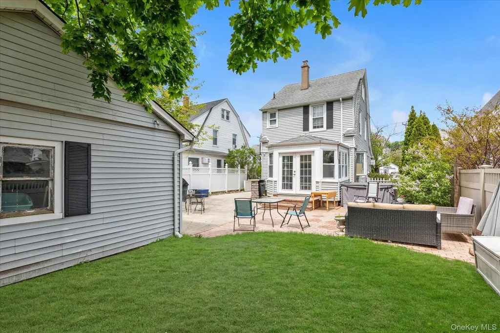 52 Syracuse Street Williston Park NY 11596