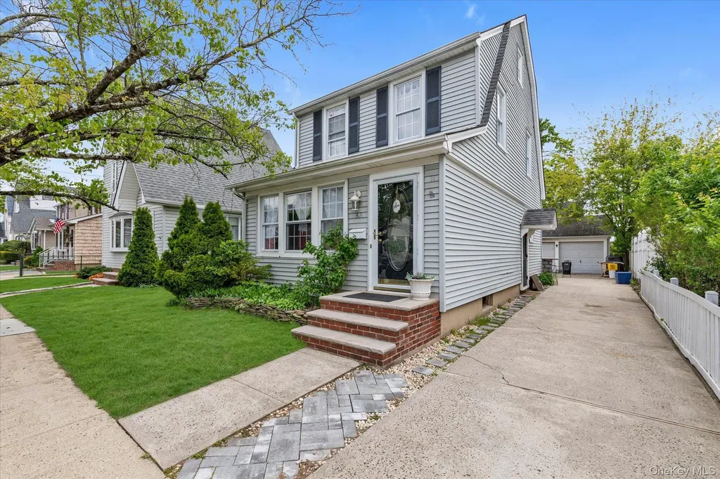 52 Syracuse Street Williston Park NY 11596