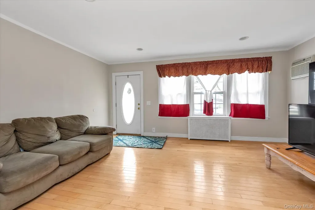 52 Syracuse Street Williston Park NY 11596