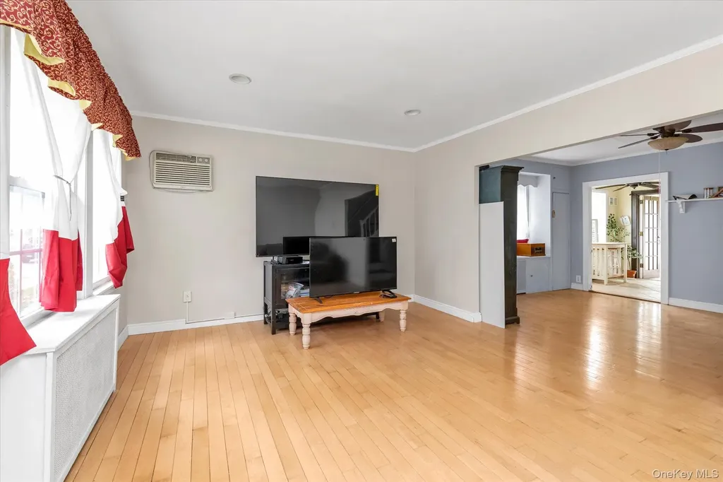 52 Syracuse Street Williston Park NY 11596