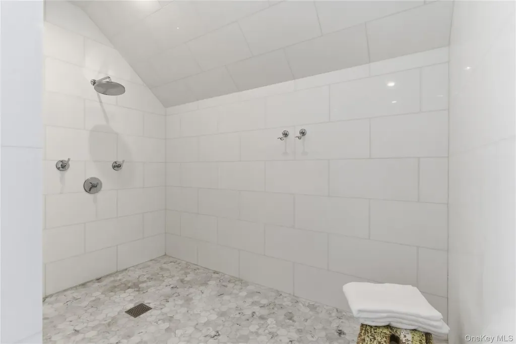 395 W Neck Road Lloyd Harbor NY 11743