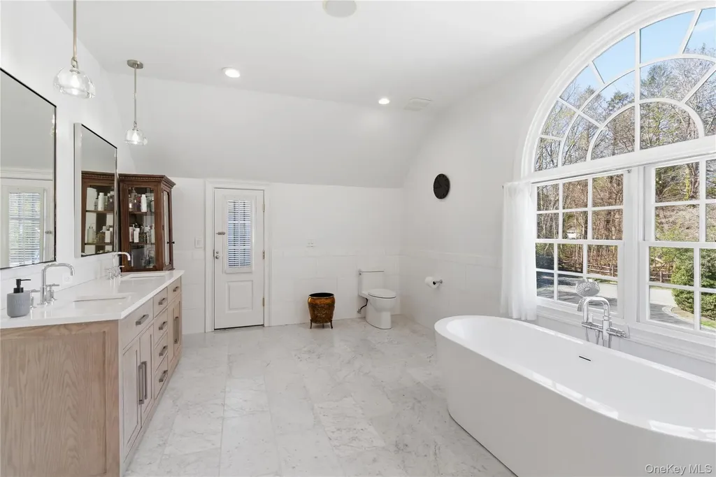 395 W Neck Road Lloyd Harbor NY 11743