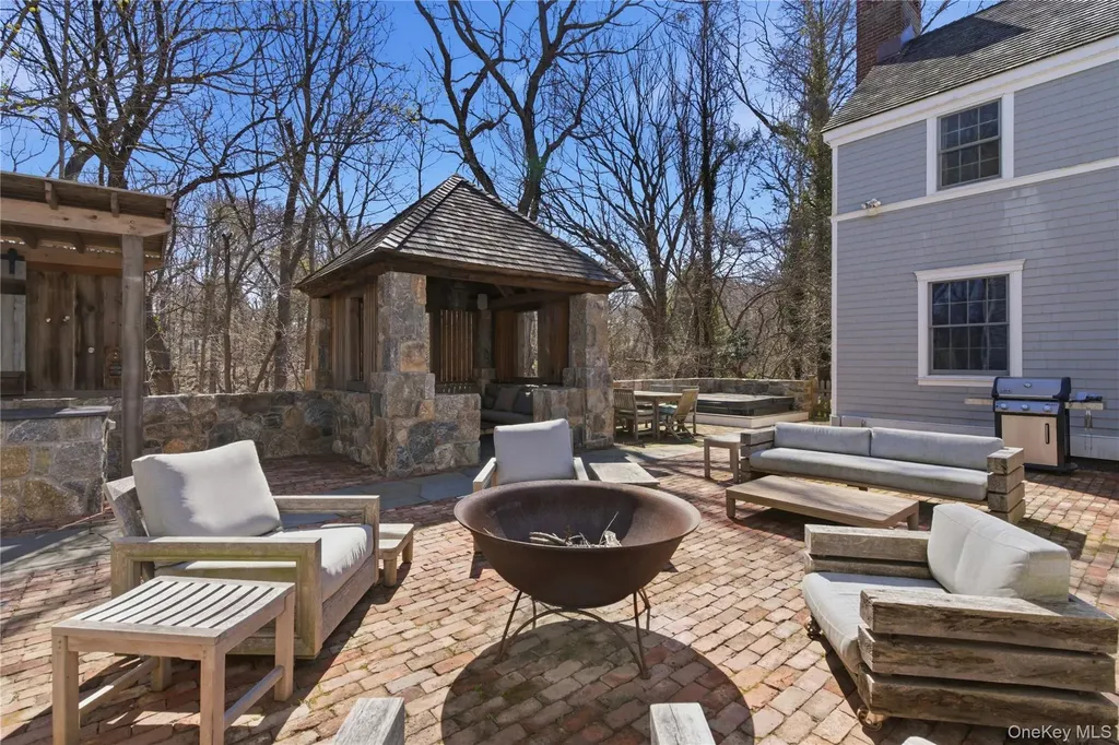 395 W Neck Road Lloyd Harbor NY 11743