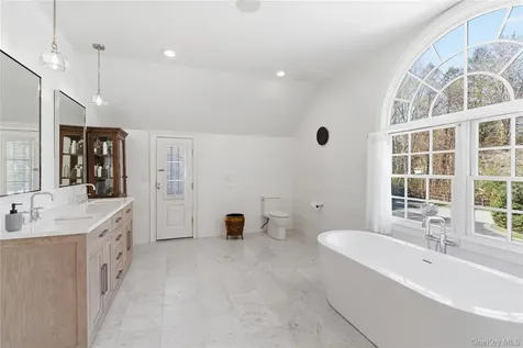 395 W Neck Road Lloyd Harbor NY 11743