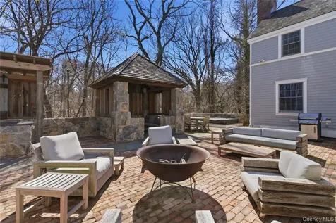 395 W Neck Road Lloyd Harbor NY 11743