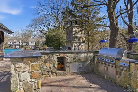 395 W Neck Road Lloyd Harbor NY 11743