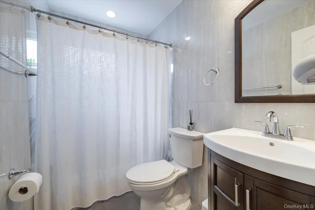 106 Hickory Lane Levittown NY 11756