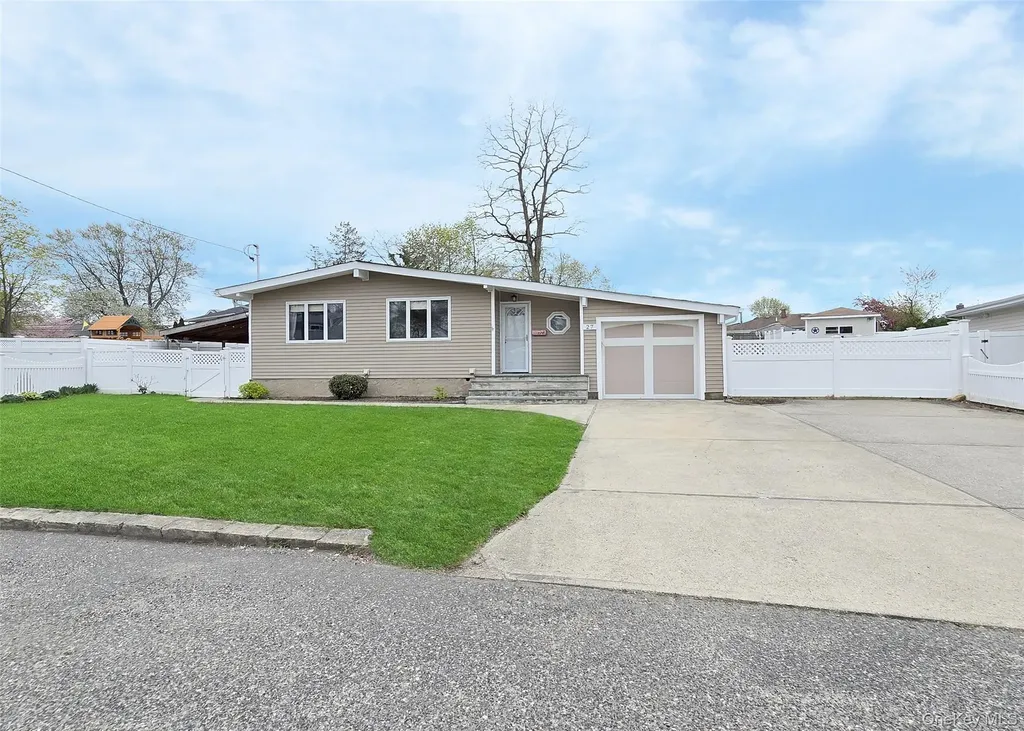 27 Peter Road Ronkonkoma NY 11779