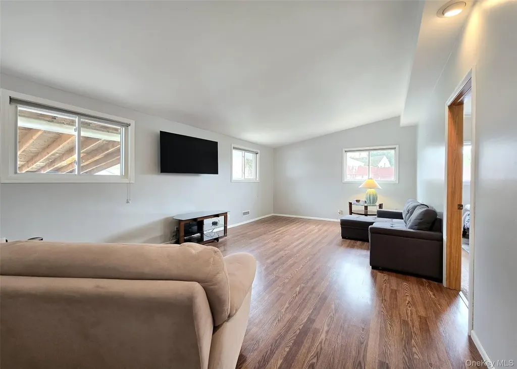 27 Peter Road Ronkonkoma NY 11779