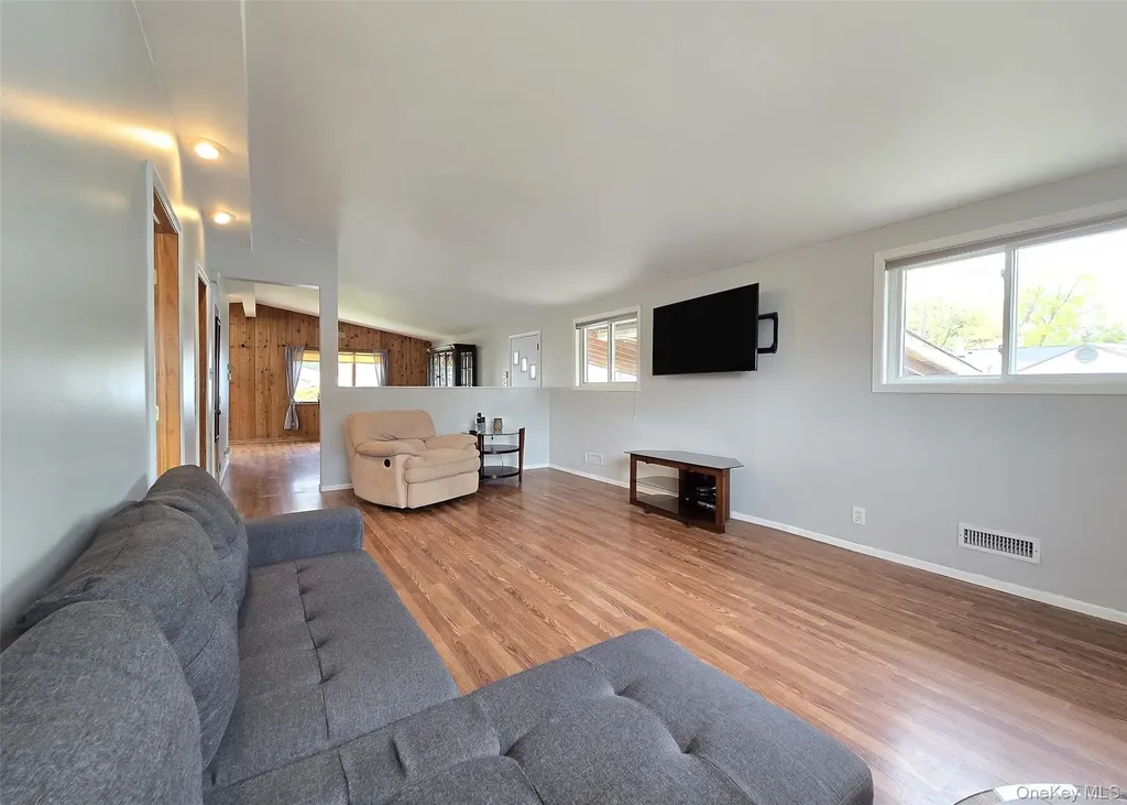 27 Peter Road Ronkonkoma NY 11779