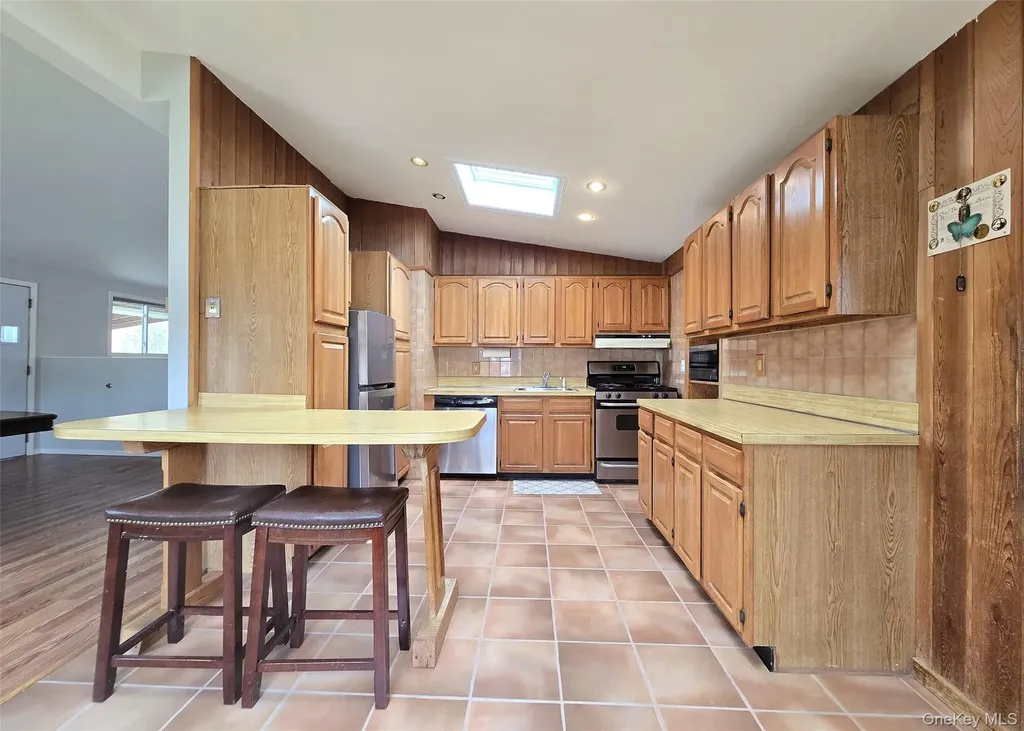 27 Peter Road Ronkonkoma NY 11779