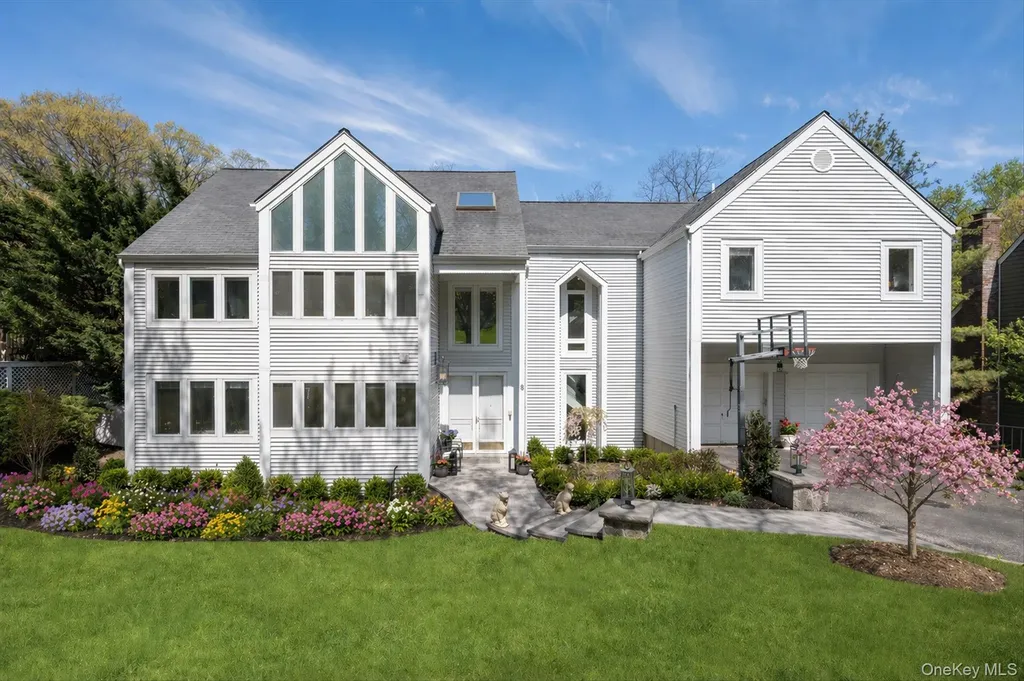 8 Verity Lane Roslyn NY 11576