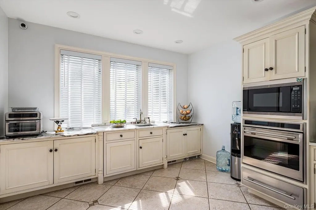8 Verity Lane Roslyn NY 11576