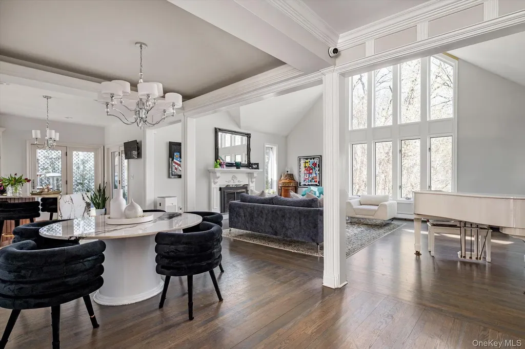 8 Verity Lane Roslyn NY 11576