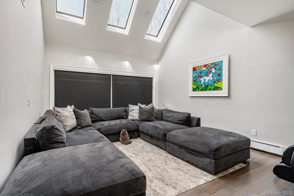 8 Verity Lane Roslyn NY 11576