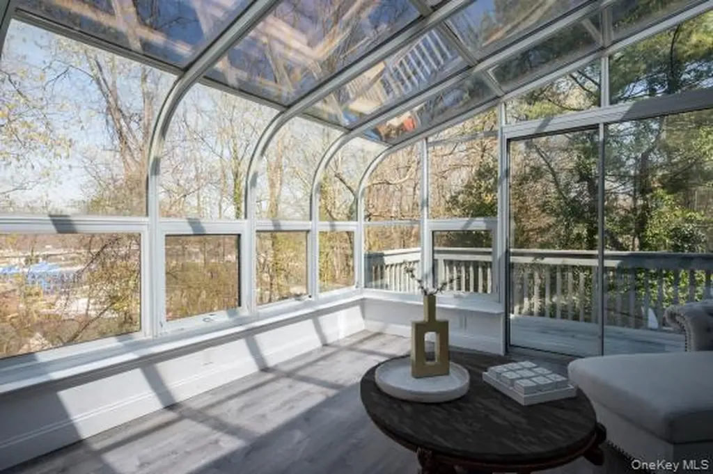 8 Verity Lane Roslyn NY 11576