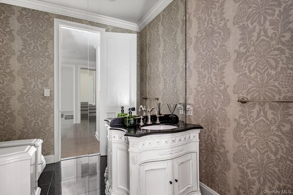 8 Verity Lane Roslyn NY 11576