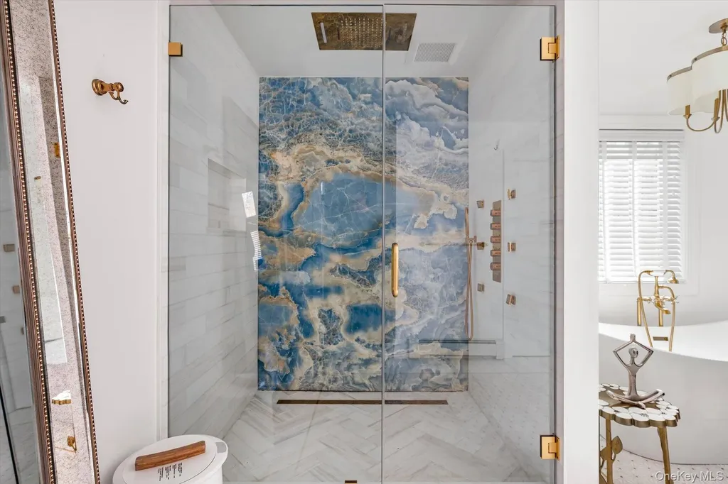 8 Verity Lane Roslyn NY 11576