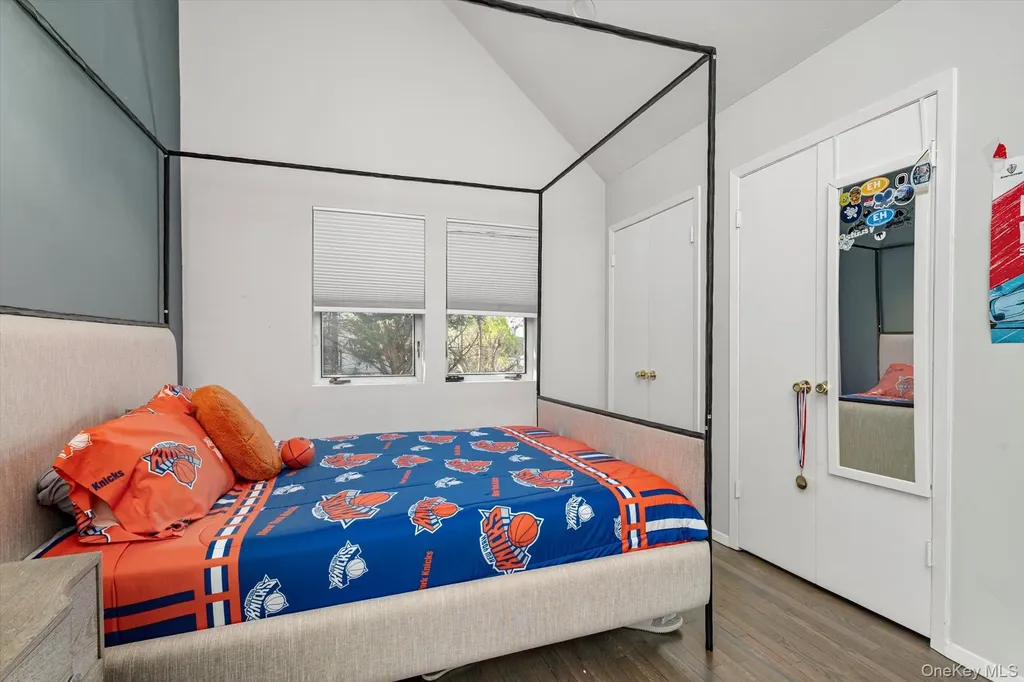 8 Verity Lane Roslyn NY 11576