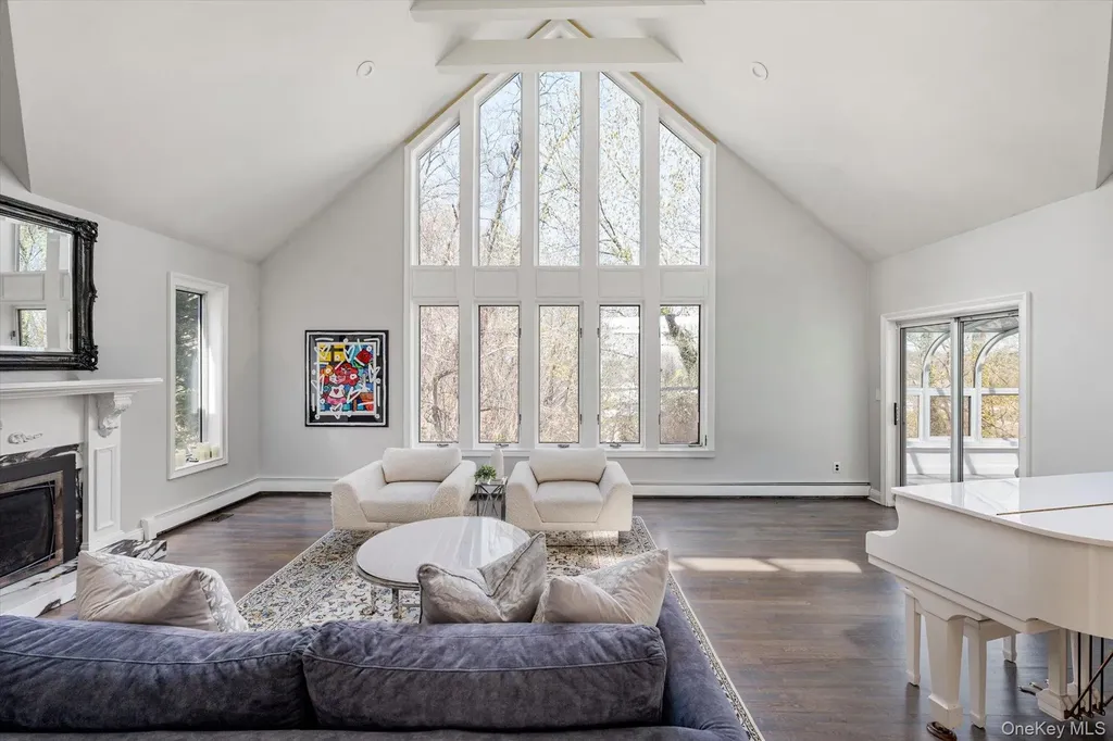8 Verity Lane Roslyn NY 11576