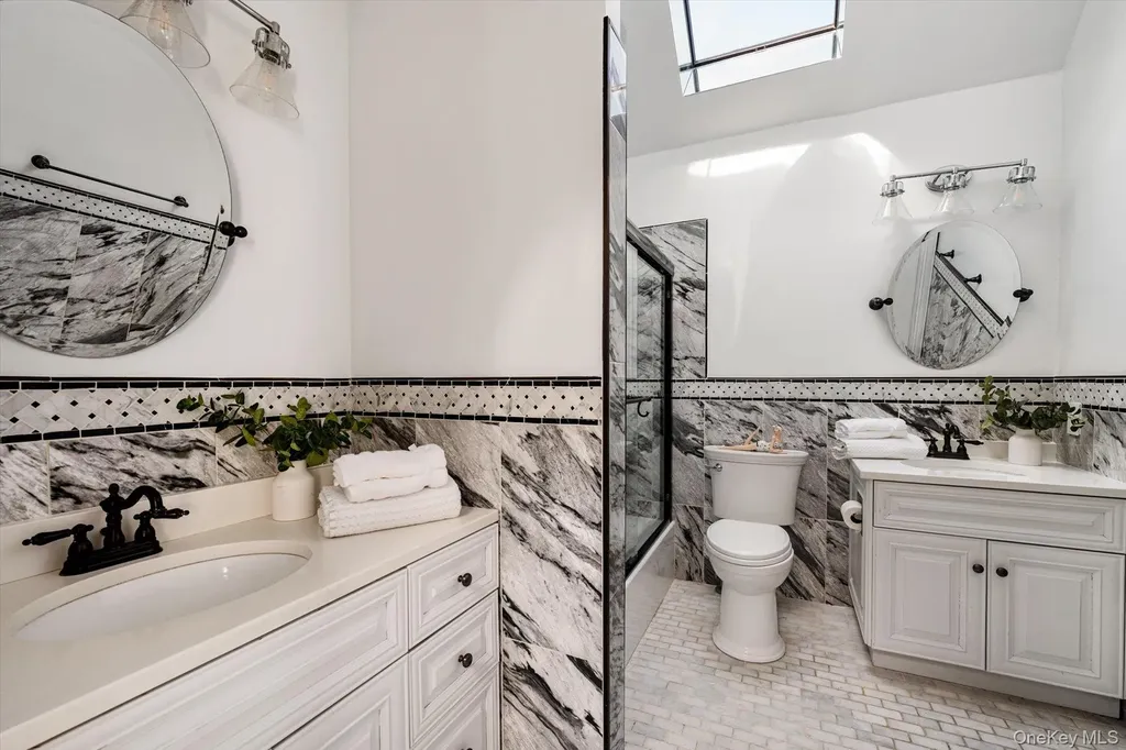 8 Verity Lane Roslyn NY 11576