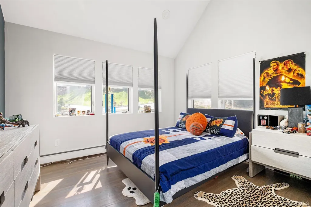 8 Verity Lane Roslyn NY 11576