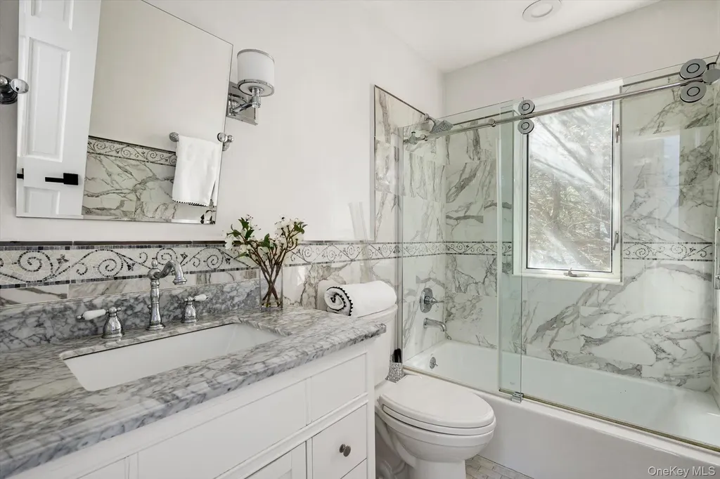 8 Verity Lane Roslyn NY 11576
