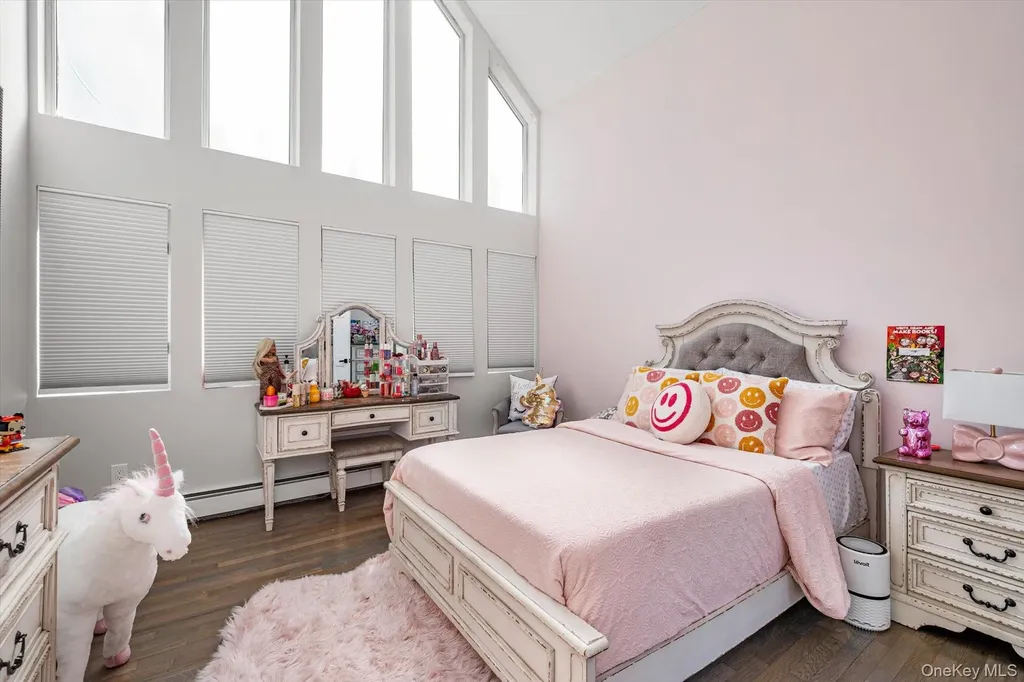 8 Verity Lane Roslyn NY 11576