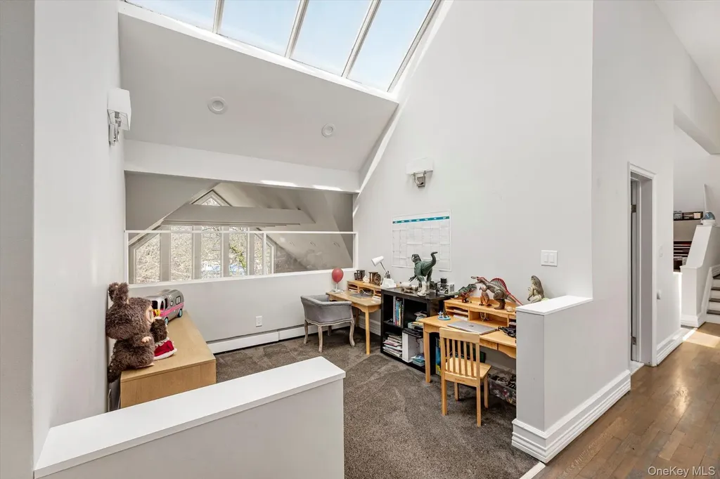 8 Verity Lane Roslyn NY 11576
