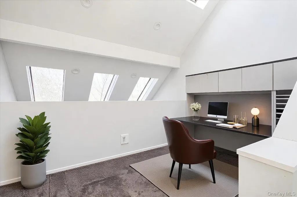 8 Verity Lane Roslyn NY 11576