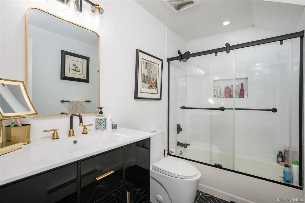8 Verity Lane Roslyn NY 11576