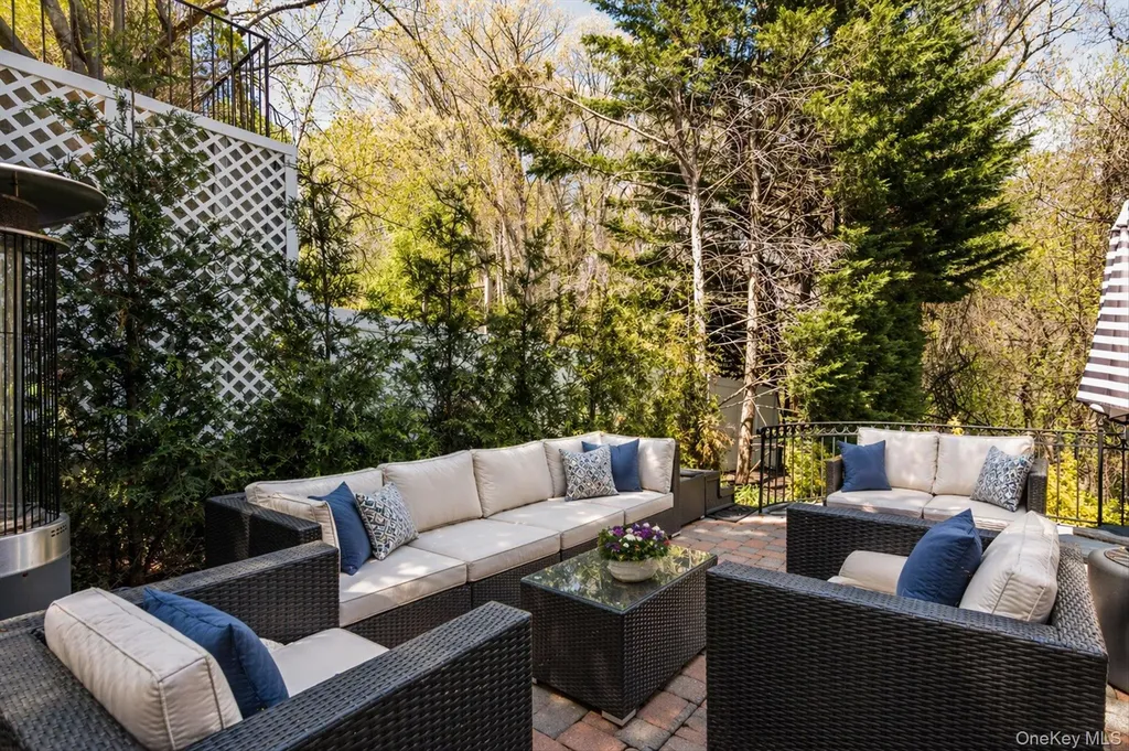 8 Verity Lane Roslyn NY 11576