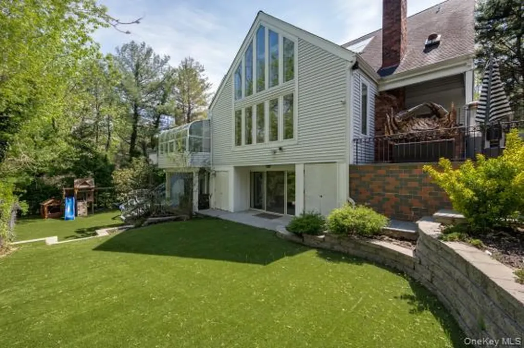 8 Verity Lane Roslyn NY 11576