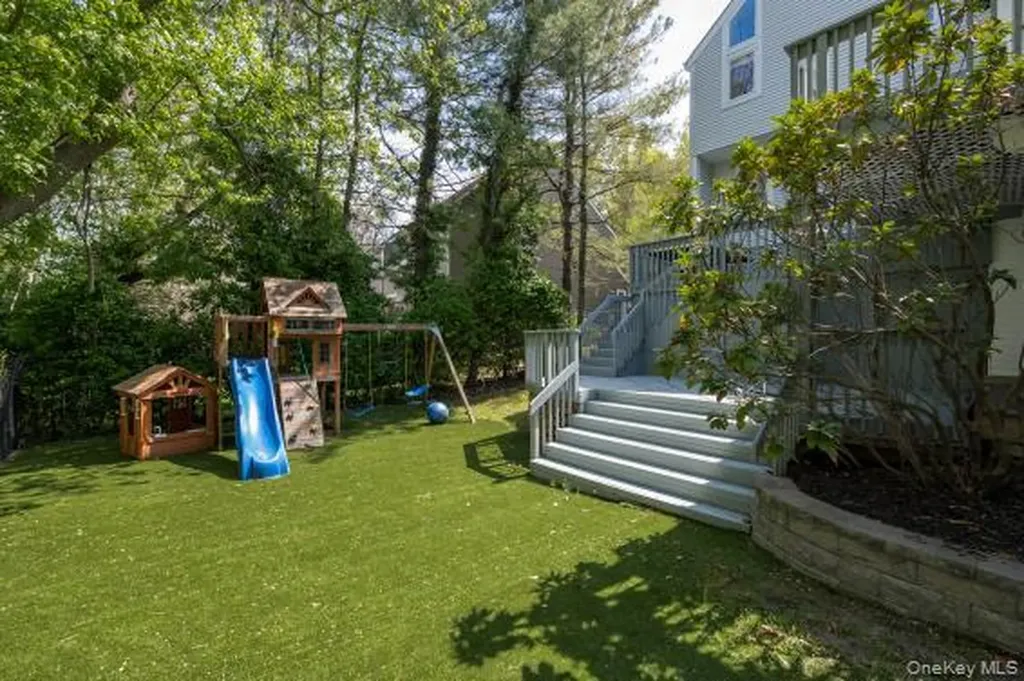 8 Verity Lane Roslyn NY 11576