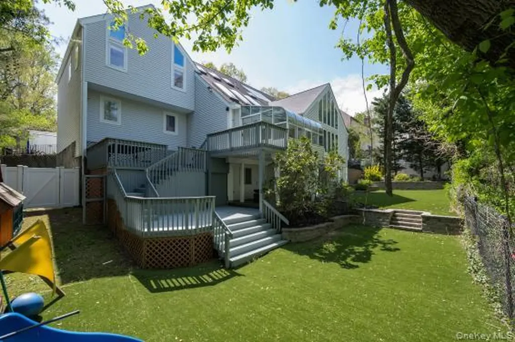 8 Verity Lane Roslyn NY 11576